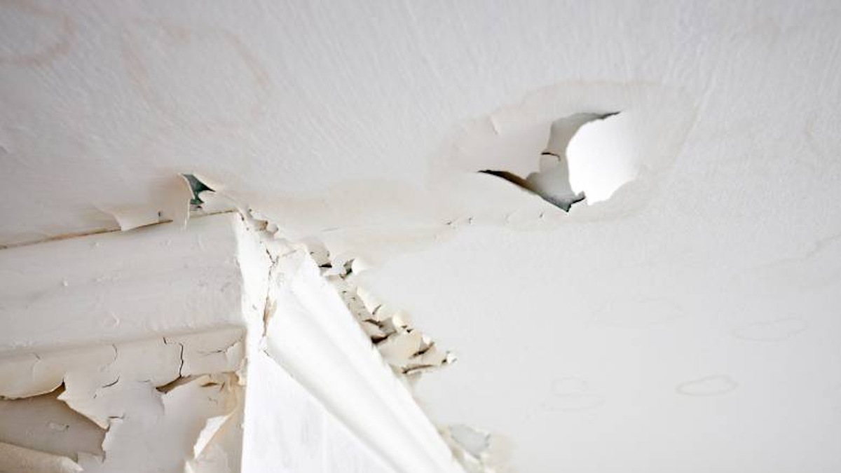 Doorslaand vocht op witte muur. Voorbeeld van vochtproblemen.