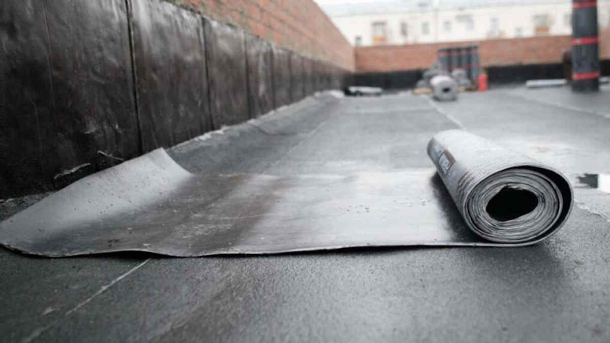 Met een rol pvc of EPDM kun je een plat dak waterdicht maken.