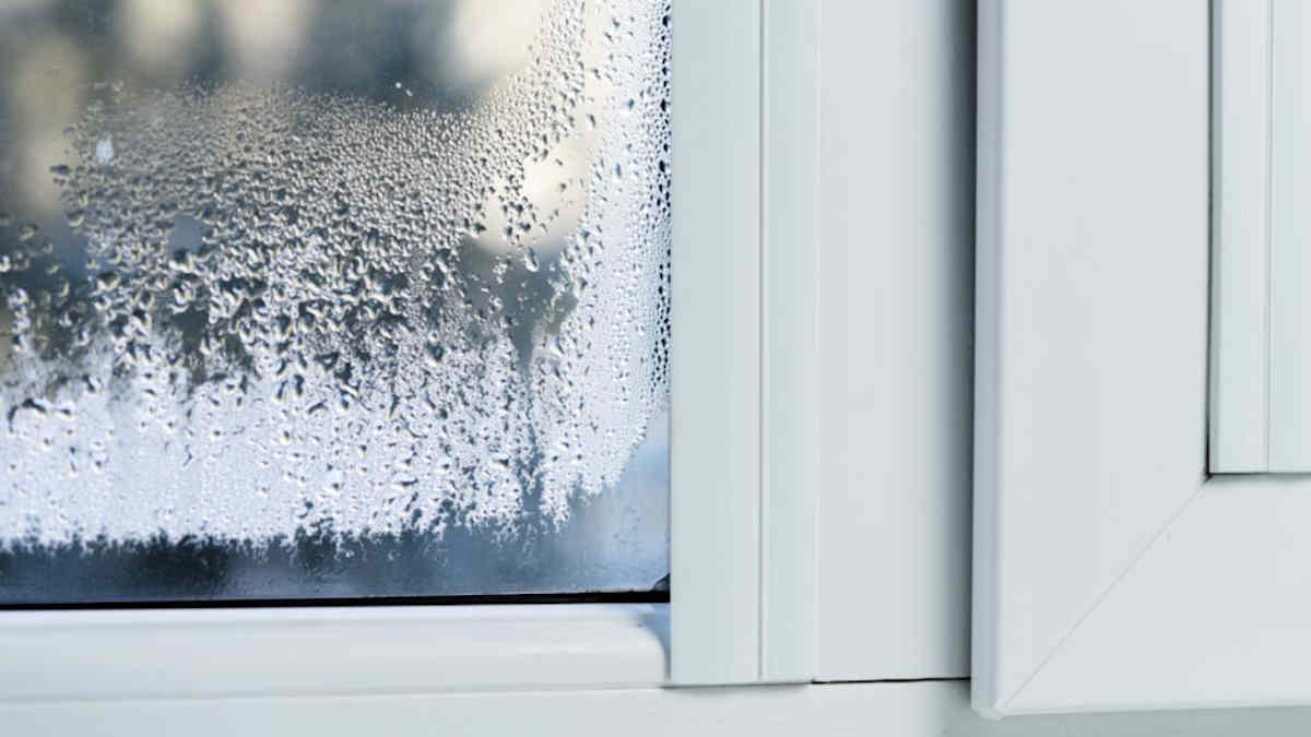 Condens op de ramen van een vochtige badkamer.